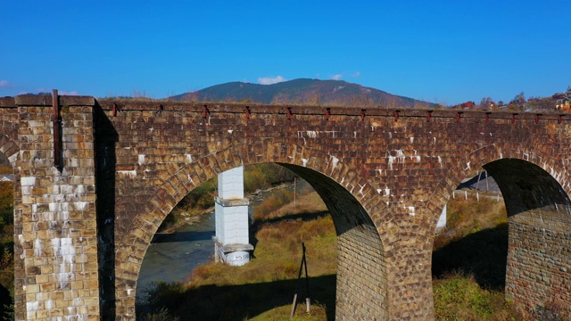 乌克兰Vorokhta山村的高架桥无人机拍摄视频素材