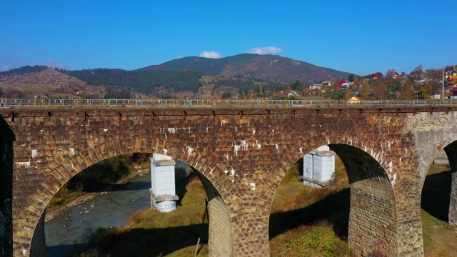 乌克兰Vorokhta山村的高架桥无人机拍摄视频素材