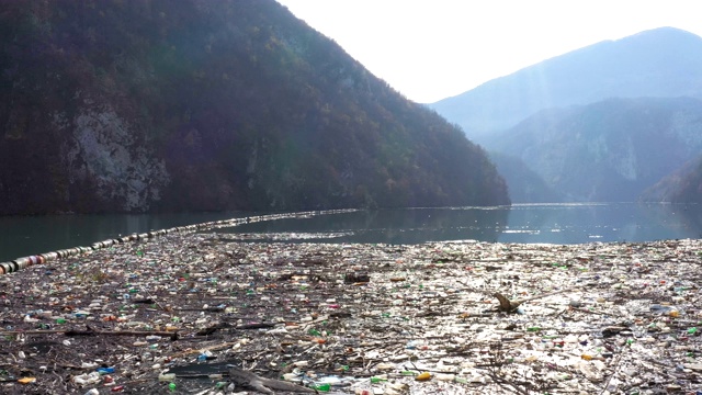 被垃圾污染的河流视频素材