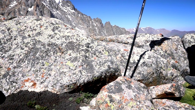 登山运动员站在山上的石头上视频素材