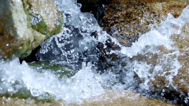 干净，山饮水流动和溅石视频素材