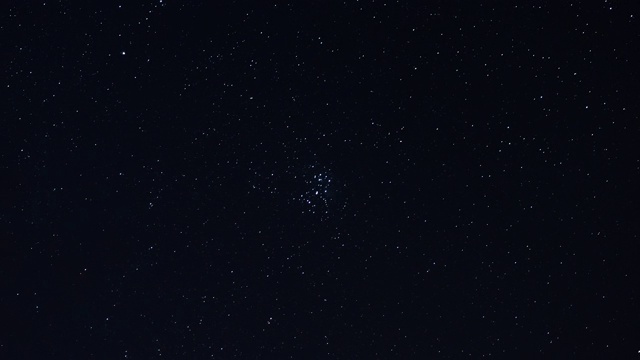 昴宿星团在夜空中运动的时间间隔视频素材