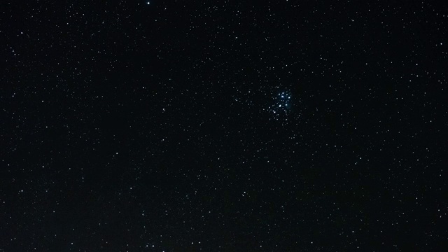 昴宿星团在夜空中运动的时间间隔视频素材