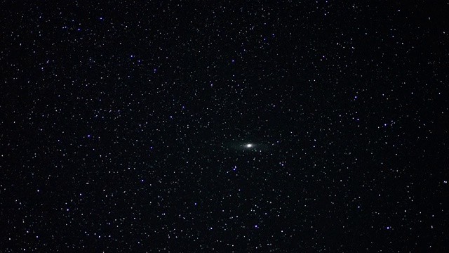 仙女座星云在夜空中运动的时间流逝。夜空中的星星视频素材