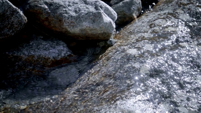 清净的山水，流淌在靠近石头的地方视频素材