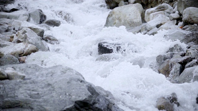 湍急的山洪从巨石间奔流而下视频素材