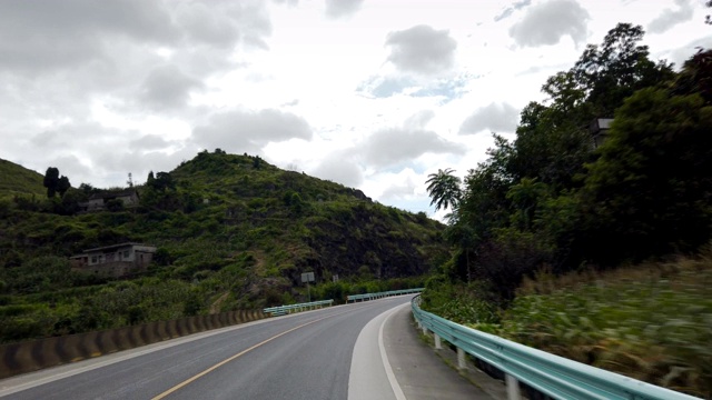 汽车行驶在道路上，贵州，中国。视频素材