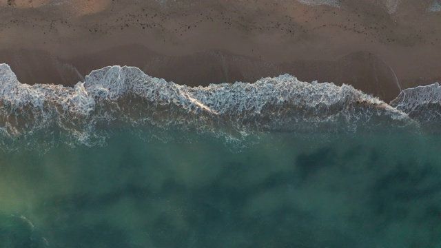 越过沙滩和海浪视频素材