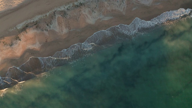 越过沙滩和海浪视频素材