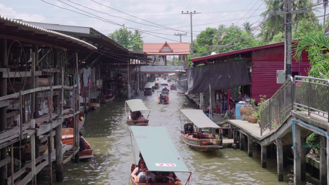 泰国Ratchaburi的Damnoen Saduak，最著名的传统水上市场和文化旅游目的地视频素材