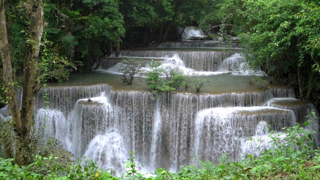 泰国北碧府Khuean Srinagarindra国家公园，怀美可敏瀑布四级视频素材