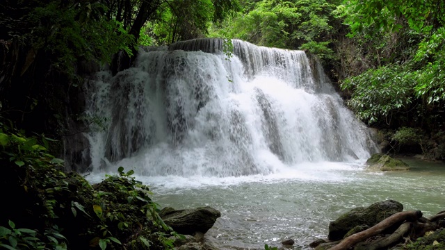 泰国北碧府，Khuean Srinagarindra国家公园，怀美可敏瀑布三级视频素材