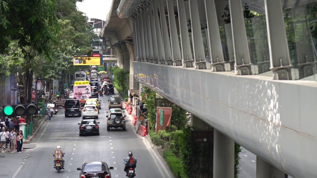 泰国曼谷素坤逸大道与空中步道的交通。视频素材