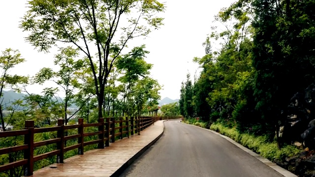 观汽车行驶在山路，贵州，中国。视频素材