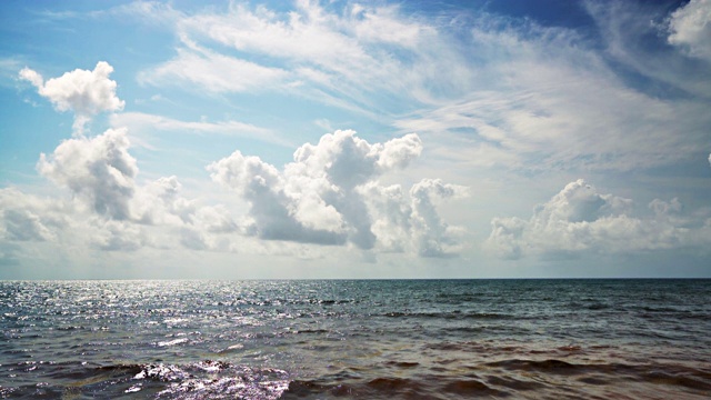 海中。太阳。阳光。通货再膨胀。蓝色的天空。概念视图视频素材