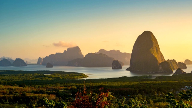 泰国攀雅群岛，山和海，同廊社观景台的日出。视频素材
