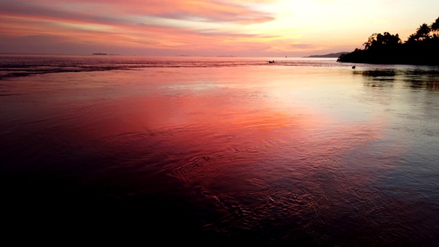 黄昏天空和海景背景，日落后，色彩斑斓，倾斜向上。视频素材