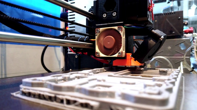 自动三维3d打印机执行产品创造。现代3D打印可以帮助制作原型。视频素材