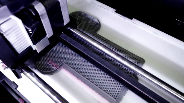 自动三维3d打印机执行产品创造。现代3D打印可以帮助制作原型。视频素材