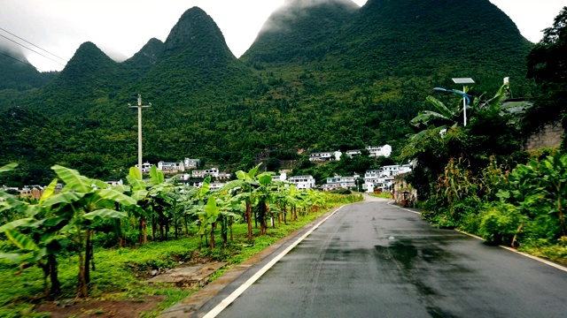 汽车在喀斯特山峰森林(万峰林)，贵州，中国。视频素材