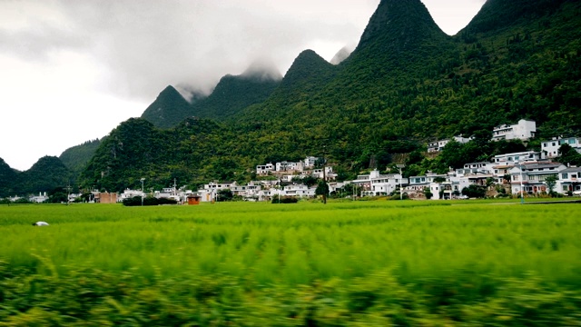 汽车在喀斯特山峰森林(万峰林)，贵州，中国。视频素材