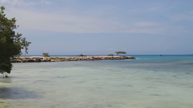 令人惊叹的美丽碧波的大西洋在蓝天的背景。美丽的自然景观背景。视频素材