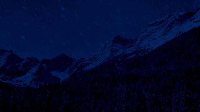 大山脉在下雪的夜晚视频素材