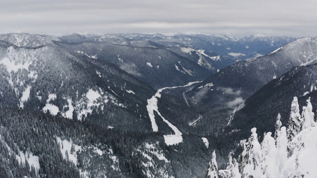 令人惊叹的风景飞行滑雪者站在山顶无人机拍摄视频素材