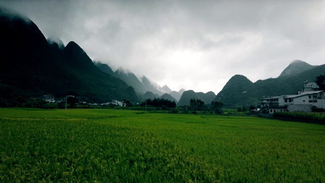 汽车在喀斯特山峰森林(万峰林)，贵州，中国。视频素材