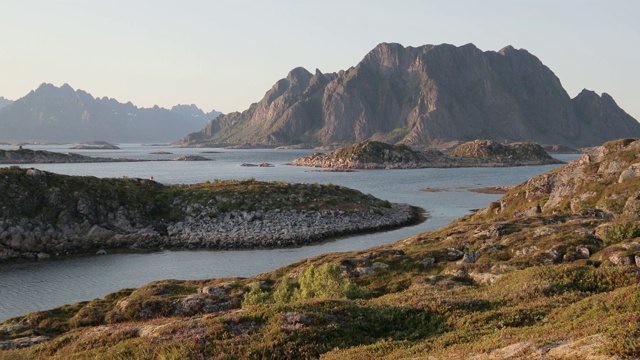 美丽的山脉和岩石在挪威峡湾视频素材