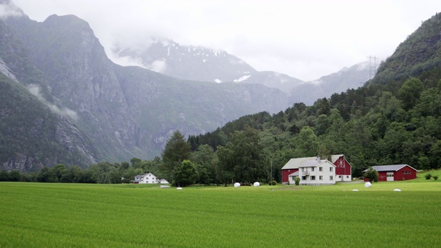美丽的挪威山谷与传统的红白房子。视频素材