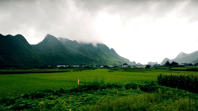 汽车在喀斯特山峰森林(万峰林)，贵州，中国。视频素材