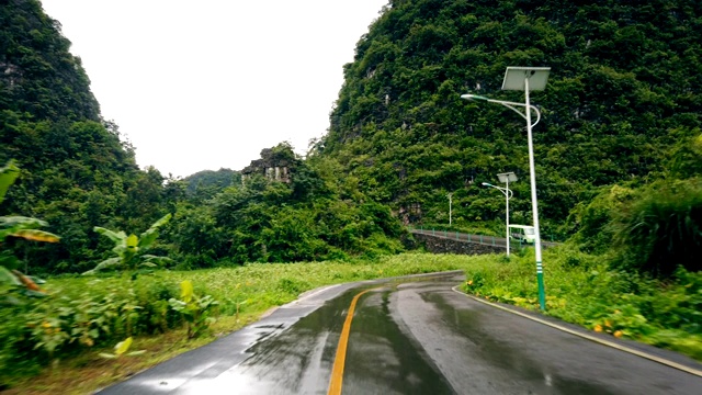 汽车在喀斯特山峰森林(万峰林)，贵州，中国。视频素材