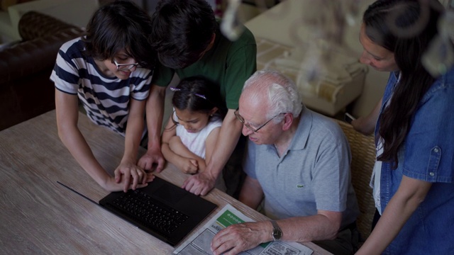 孙子在学习祖父如何使用科技视频素材