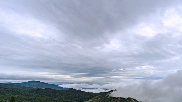 时间推移雾在时间推移的薄雾和高层云在泰国Phutubberk的顶峰，雾在山峰和森林。雨后自然视频素材