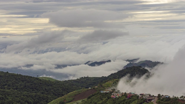 时间推移雾在时间推移的薄雾和高层云在泰国Phutubberk的顶峰，雾在山峰和森林。雨后自然视频素材