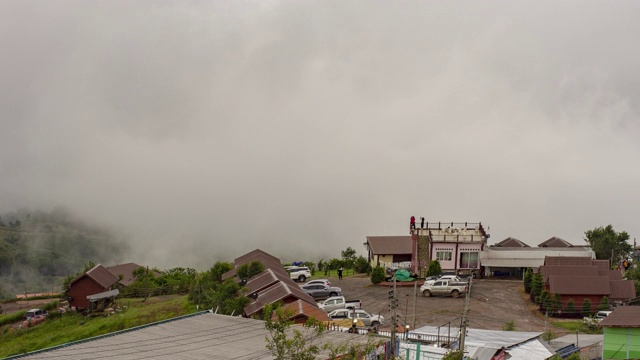 时间推移雾在时间推移的薄雾和高层云在泰国Phutubberk的顶峰，雾在山峰和森林。雨后自然视频素材