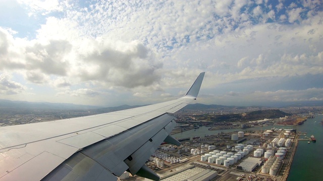 城市上空飞着视频素材