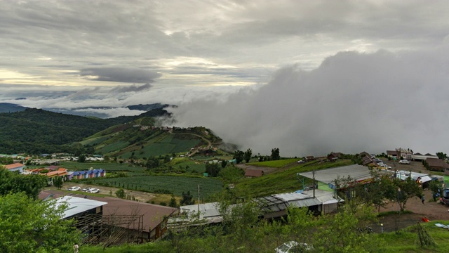 时间推移雾在时间推移的薄雾和高层云在泰国Phutubberk的顶峰，雾在山峰和森林。雨后自然视频素材