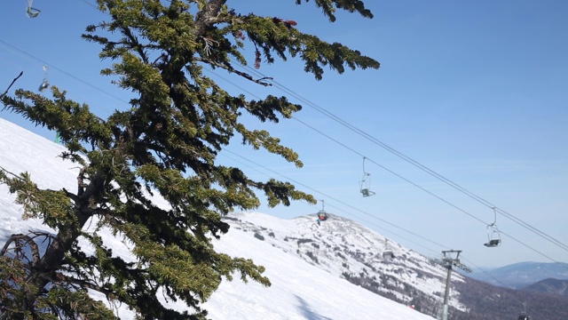 带游客的滑雪缆车。视频素材