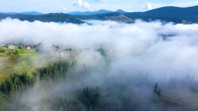 乌克兰，喀尔巴阡，沃罗赫塔，清晨的山村，云雾笼罩视频素材