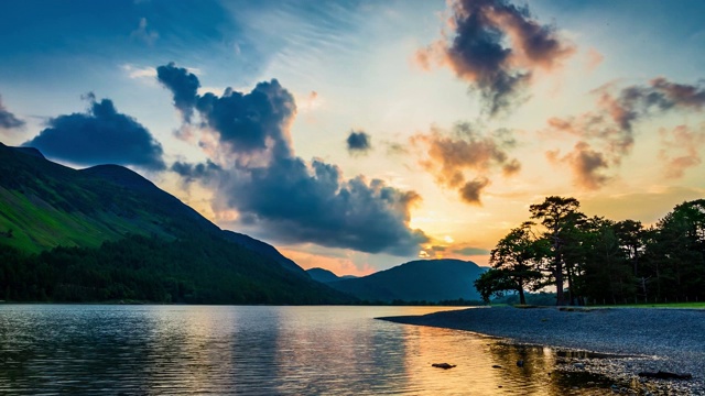 美丽的日落在湖泊和山脉在英国湖区，4k，时间流逝视频素材