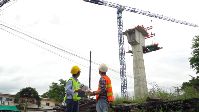 正在施工的建筑工地工程师视频素材