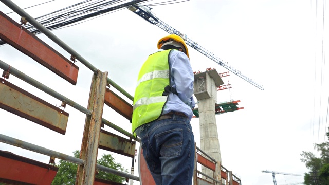 正在施工的建筑工地工程师视频素材