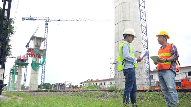 正在施工的建筑工地工程师视频素材