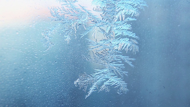 玻璃上结霜，雪花特写。视频素材