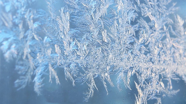 玻璃上结霜，雪花特写。视频素材