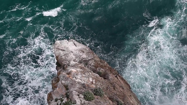 从上面看，海浪拍打着岩石视频素材