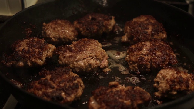 土耳其烹饪油炸肉丸视频素材