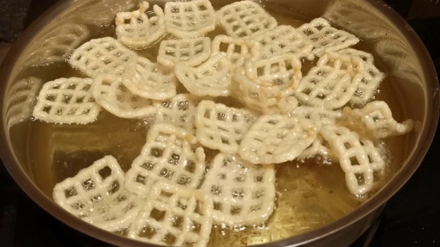 用深油煎零食。准备波兰小吃，薯条视频下载